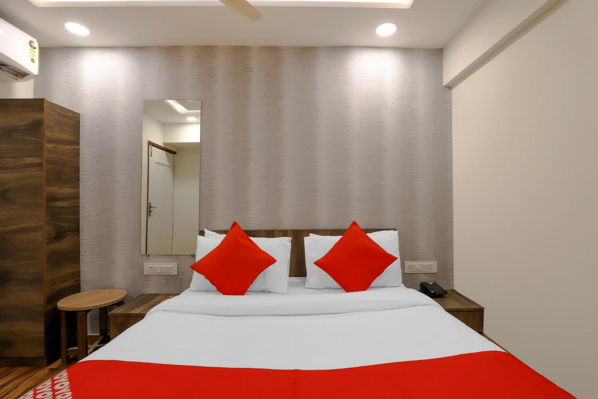 Oyo Hotel Shree Niwas 아흐메다바드 외부 사진
